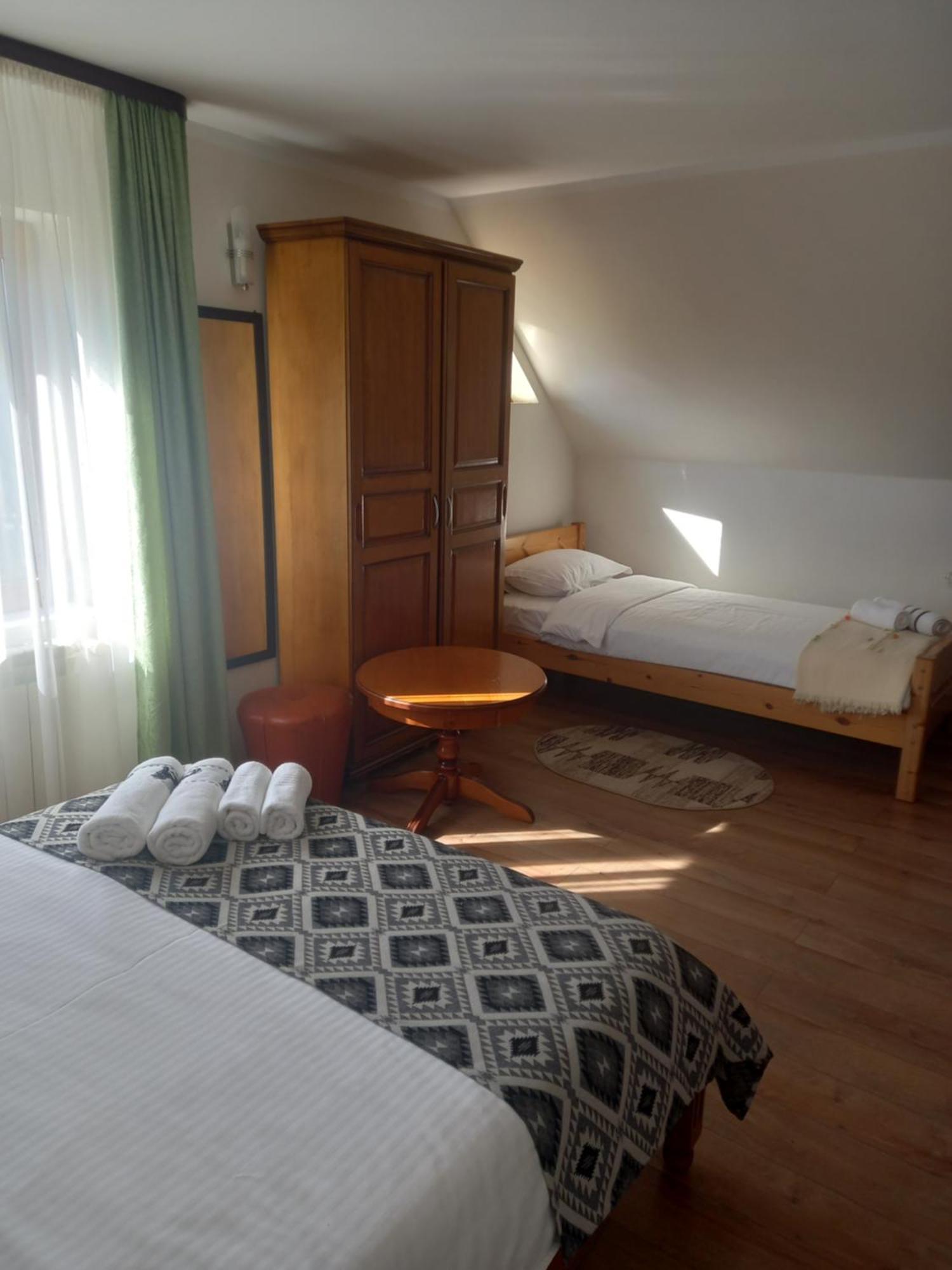 Pensiunea Alunis Hotell Sadova  Exteriör bild