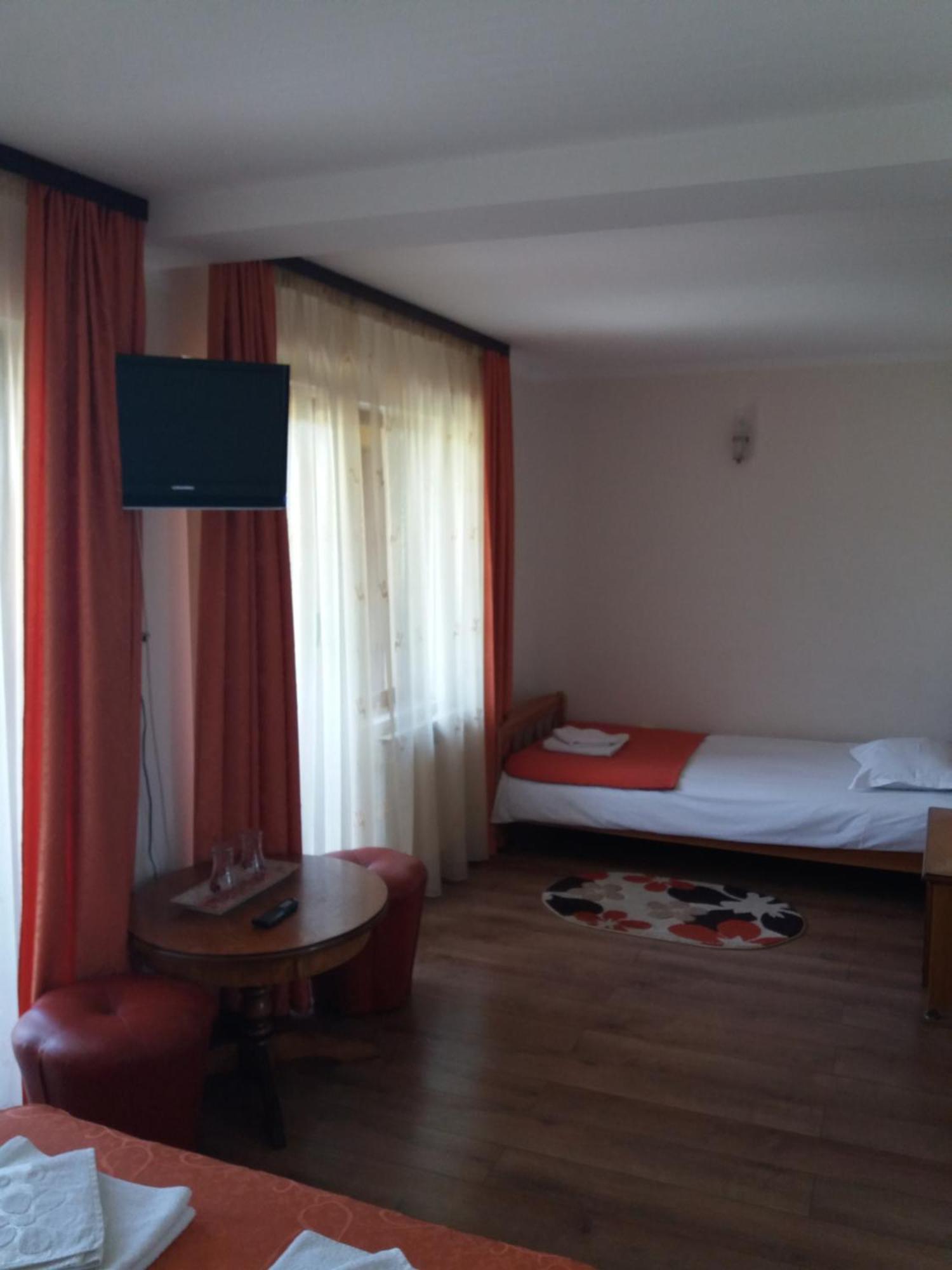 Pensiunea Alunis Hotell Sadova  Rum bild